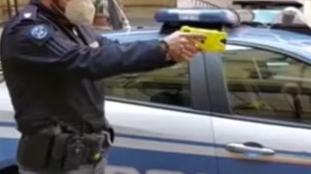 Manette dopo l’aggressione in stazione, ubriaco bloccato dalla Polizia col taser