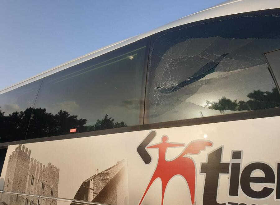 Bus con a bordo i tifosi del Grosseto preso a sassate a Livorno dopo il derby 
