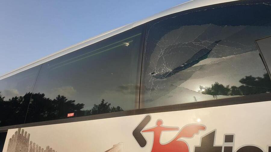 Bus con a bordo i tifosi del Grosseto preso a sassate a Livorno dopo il derby
