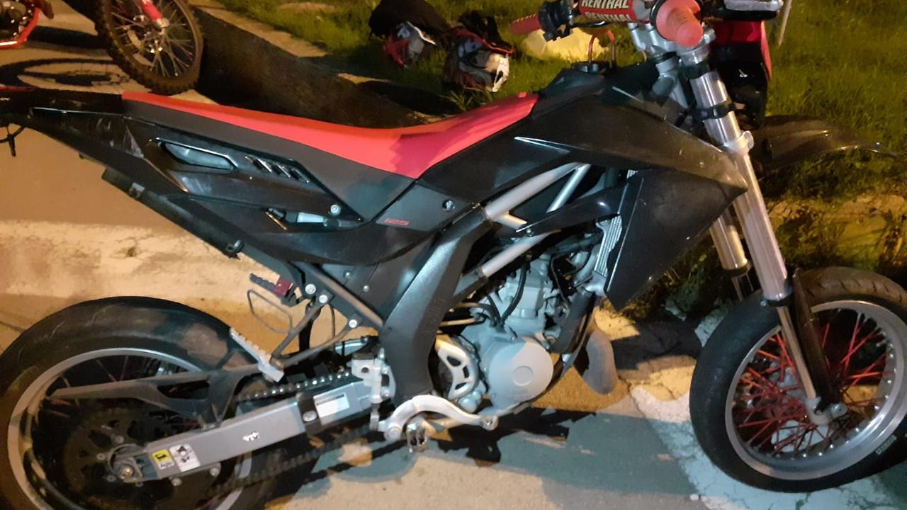 Sassari, urtato da un’auto cade dalla moto: ferito un 16enne