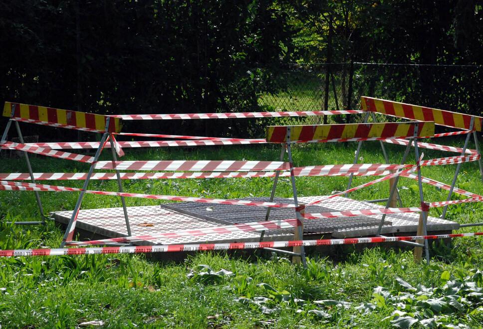 Ospital Monacale. Griglia aperta sulla cisterna, paura nel cortile della scuola dell’infanzia