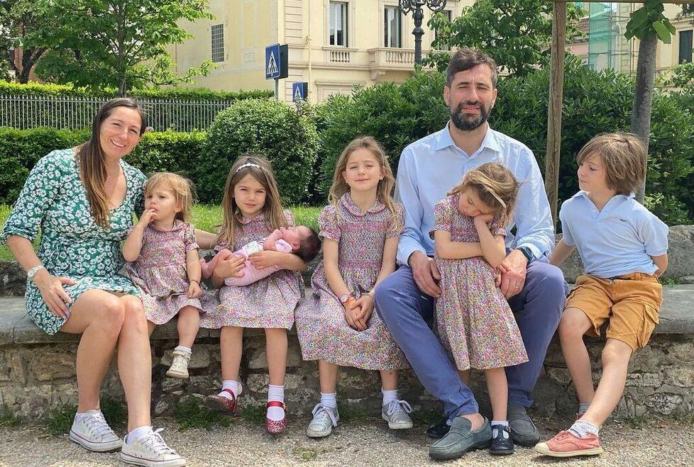 Francesca Levi d’Ancona e Alessio Brunetti insieme ai figli Paolo, Silvia, Maria, Elena, Sara e Anna