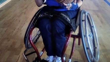 Una carrozzina per giocatori di basket con disabilità