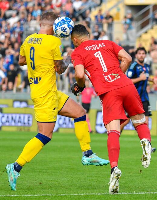 Pauroso scontro tra Bonfanti e il portiere Nicolas: sarà l’attaccante ad avere la peggio (foto Muzzi)