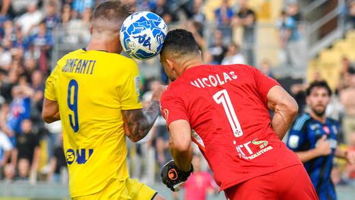 Pauroso scontro tra Bonfanti e il portiere Nicolas: sarà l’attaccante ad avere la peggio (foto Muzzi)