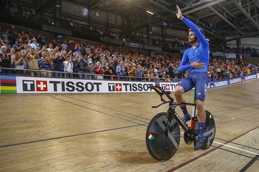 L’esultanza di Ganna dopo l’oro (con record) conquistato in Francia nell’inseguimento individuale