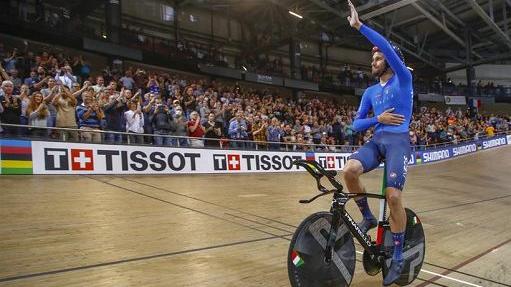 L’esultanza di Ganna dopo l’oro (con record) conquistato in Francia nell’inseguimento individuale
