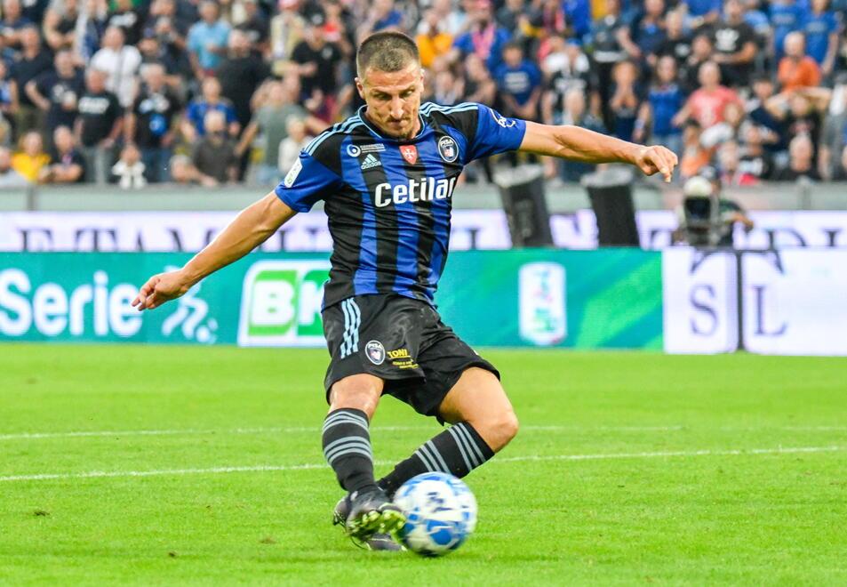 Ettore Gliozzi realizza il rigore-bis del momentaneo 1-1 (foto Muzzi)