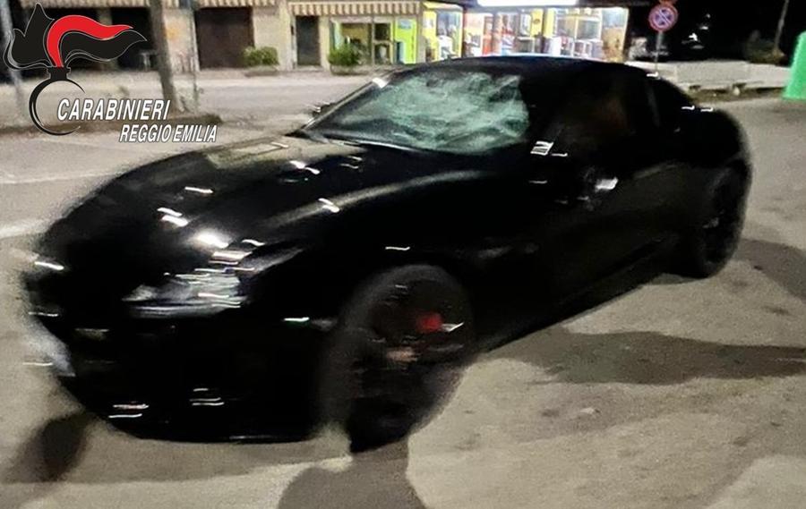 Terrore a Cavola: imbraccia una carabina e poi distrugge una Jaguar a mazzate