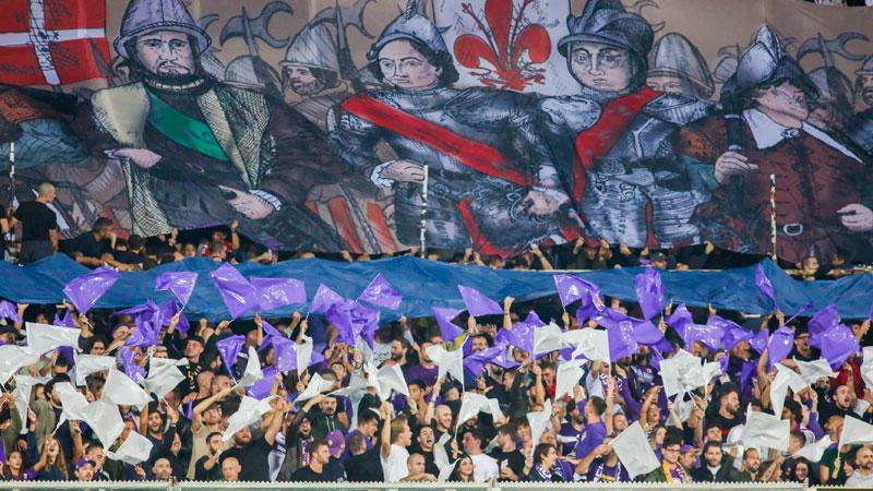 Alla pugna con ironia, no alla violenza