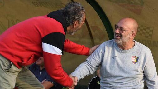 Bel gesto di fair play del ds Deoma che va a salutare mister Malotti
