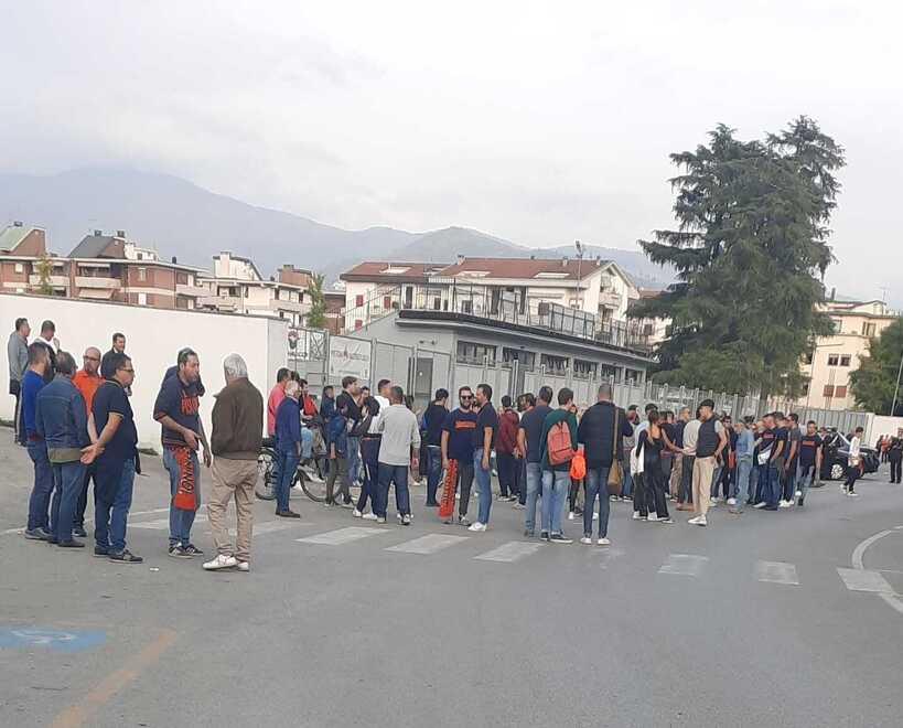 Nessuno della Holding si presenta in tribuna. E a fine gara parte la contestazione dei tifosi