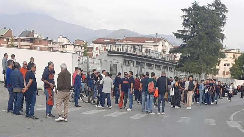 Nessuno della Holding si presenta in tribuna. E a fine gara parte la contestazione dei tifosi