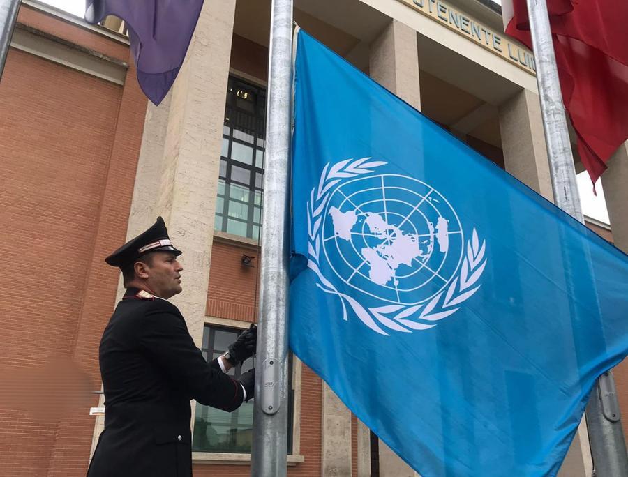 La bandiera Onu sventola sulle caserme dei carabinieri