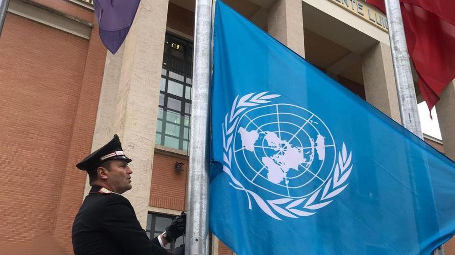La bandiera Onu sventola sulle caserme dei carabinieri