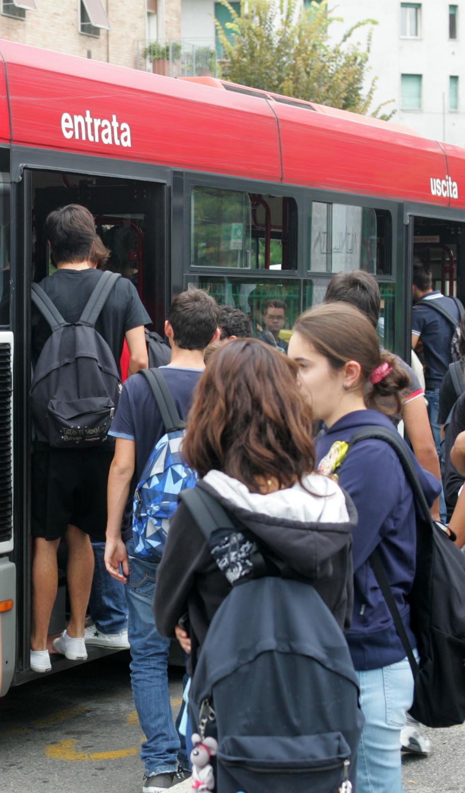 «I nostri figli vanno a scuola su bus sporchi e sovraffollati»