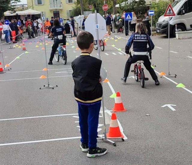 Grandi e piccoli a lezione di sicurezza con la Polstrada e la polizia locale