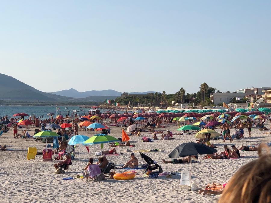 La spiaggia del Lido San Giovanni affollata di turisti