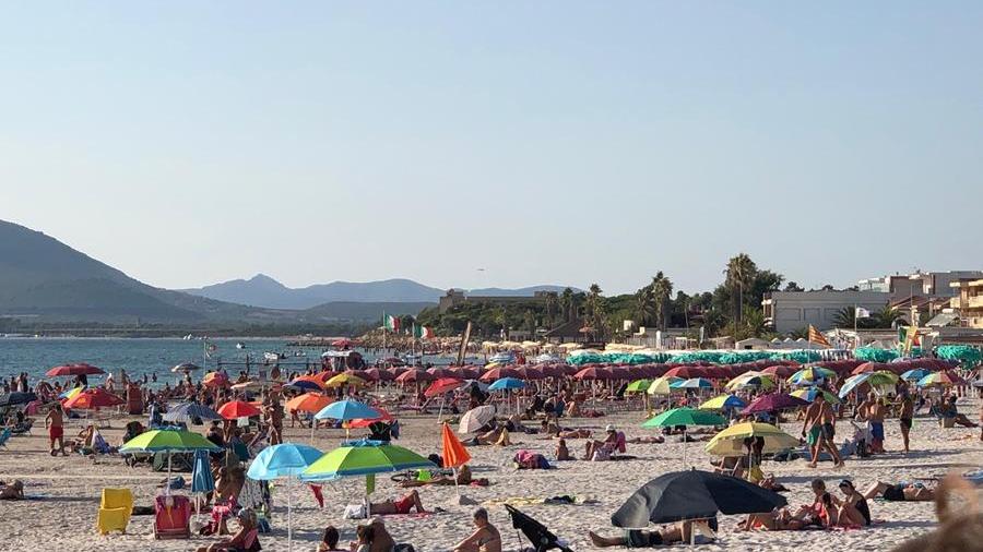 La spiaggia del Lido San Giovanni affollata di turisti