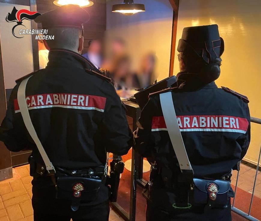 Modena, i carabinieri multano per 7mila 200 euro un locale da ballo: carenze igeniche e due dj non in regola