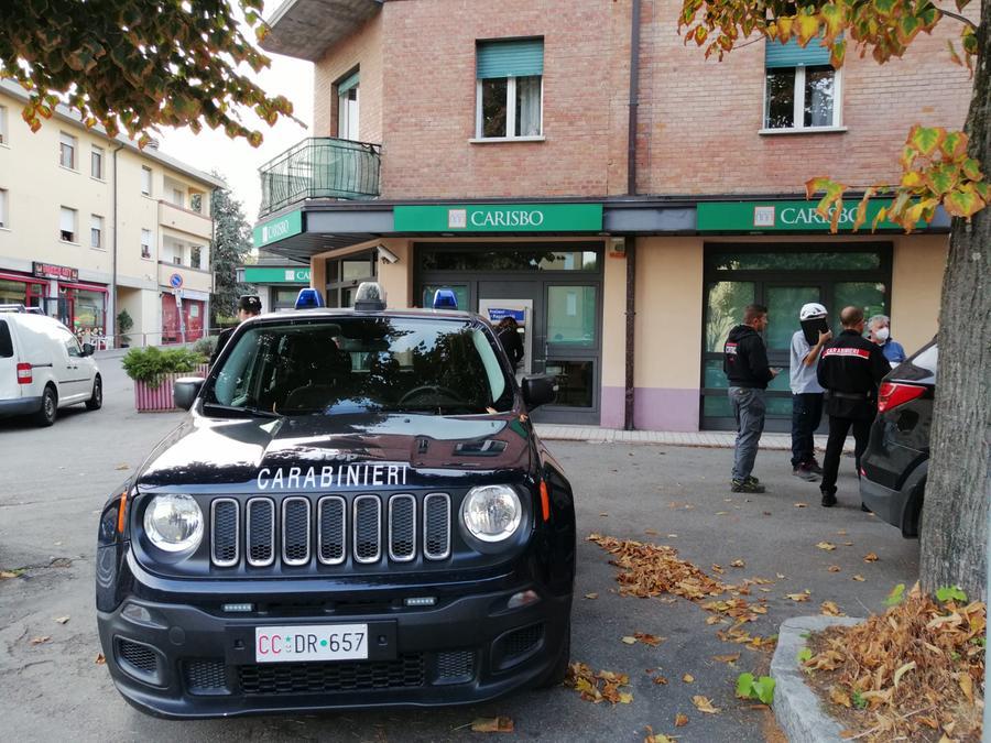 Castellarano, crollo di un controsoffitto in banca: un ferito