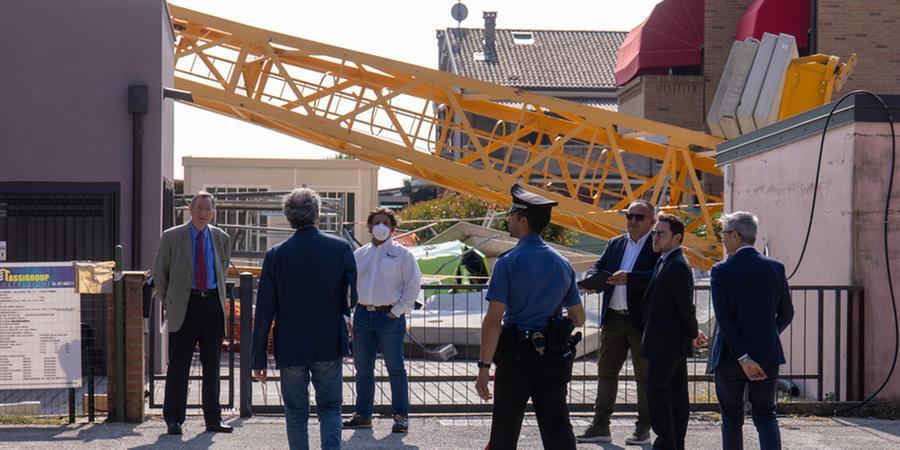 Ferrara, la gru crollata era stata frenata