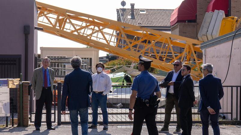Ferrara, la gru crollata era stata frenata