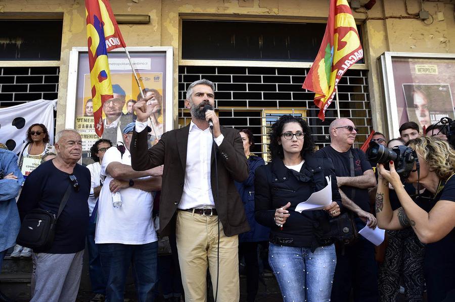 
	Francesco Ferrari, sindaco di Piombino, in piazza per dire no al rigassificatore con i manifestanti

