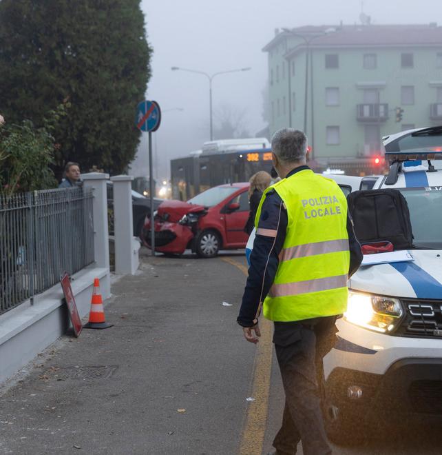 Modena La prima nebbia scende sulla città Tamponamenti e viabilità in tilt 