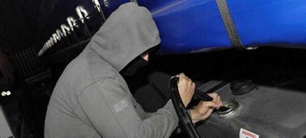 Pontedera, ruba il gasolio ai camionisti e viene sorpreso: attimi di tensione prima dell’arrivo della polizia