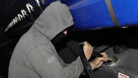 Pontedera, ruba il gasolio ai camionisti e viene sorpreso: attimi di tensione prima dell’arrivo della polizia