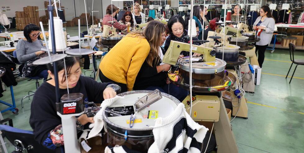 Mancano le addette alle maglie e la Ites di Agliana se le forma in proprio