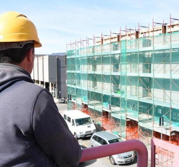 Sui cantieri servono persone espertee automunite