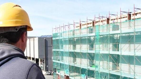 Sui cantieri servono persone espertee automunite