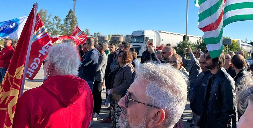 Sciopero alla Venator contro i licenziamenti: manifestazione dei sindacati a Follonica