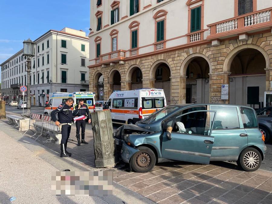 Piazza della Repubblica, si schianta contro una colonnina e colpisce un pedone