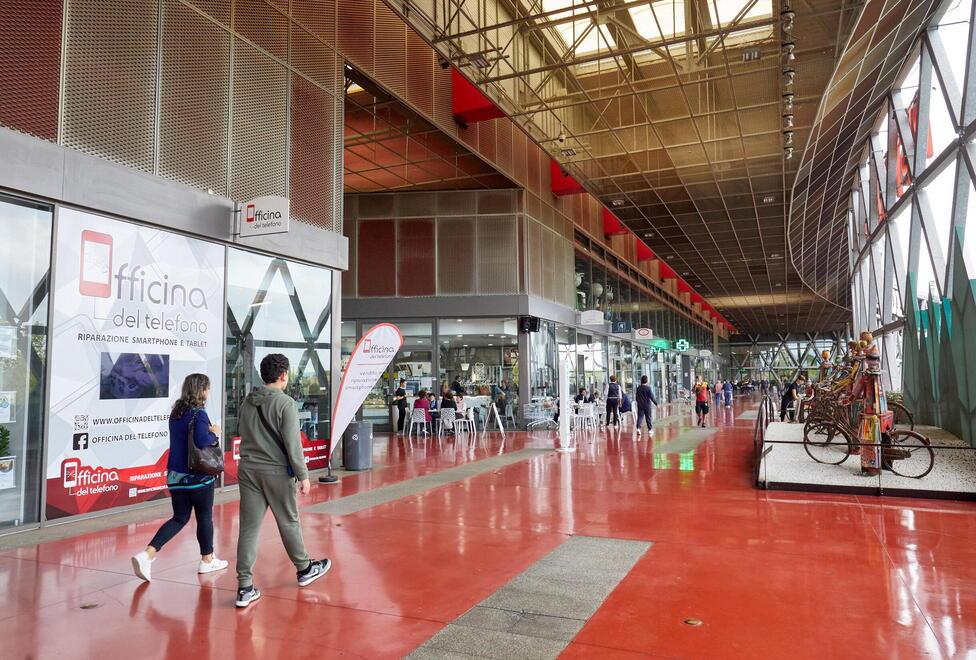 La proposta dei lavoratori di MediaWorld: «Chiudiamo il Coppone un’ora prima la sera»