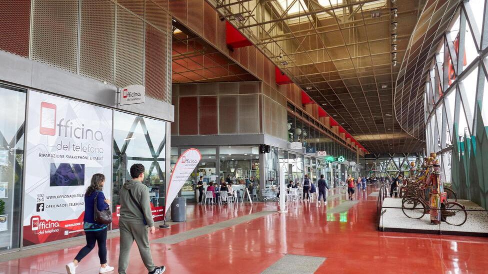 La proposta dei lavoratori di MediaWorld: «Chiudiamo il Coppone un’ora prima la sera»