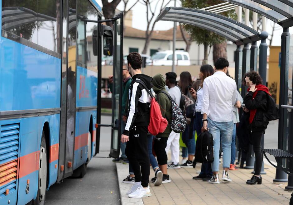 Empoli, il bus passa e lascia gli studenti a terra. La giustificazione di Autolinee: «Il pullman era pieno»