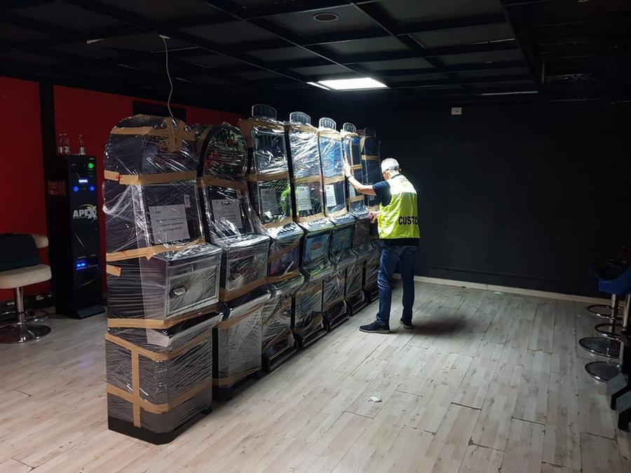 Il bar trasformato in un casinò, multa da 77mila euro per il titolare