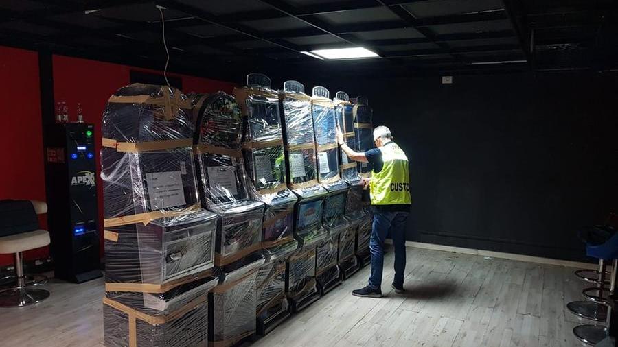 Il bar trasformato in un casinò, multa da 77mila euro per il titolare