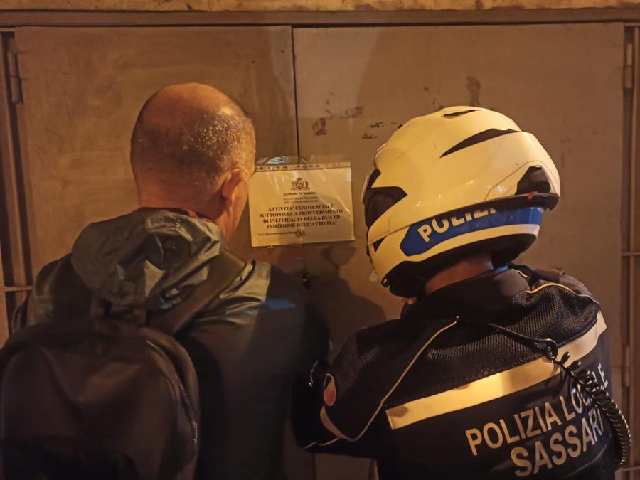 Sassari, la polizia locale sequestra un minimarket abusivo