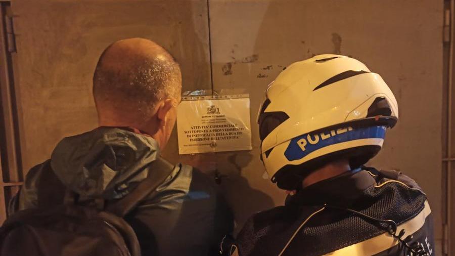 Sassari, la polizia locale sequestra un minimarket abusivo