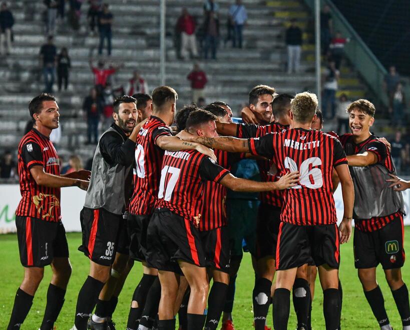 L’esultanza dei giocatori della Lucchese dopo la vittoria contro il Montevarchi