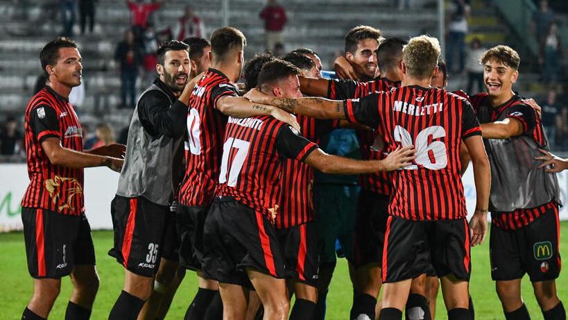 L’esultanza dei giocatori della Lucchese dopo la vittoria contro il Montevarchi