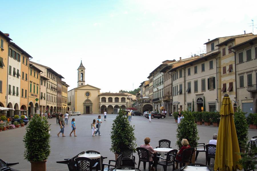 
	Piazza Marsilio Ficino a Figline Valdarno

