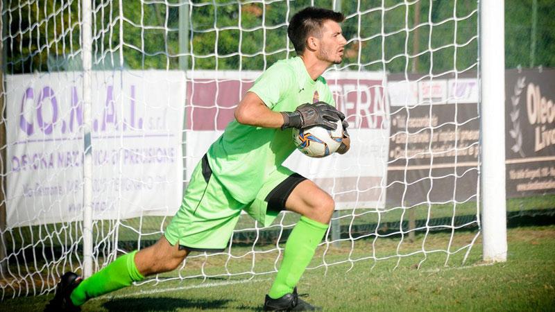 Mattia Rizzato portiere del Camaiore. A sinistra Stefano Ciucci