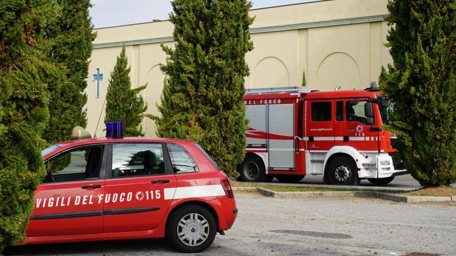 I mezzi dei vigili del fuoco nella zona di San Gervasio durante le ricerche dell'uomo scomparso (Foto di Franco Silvi)
