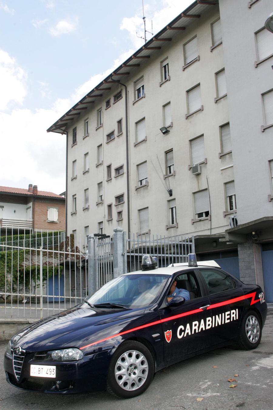 Viola il divieto di avvicinamento e irrompe in casa della moglie, arrestato marito violento
