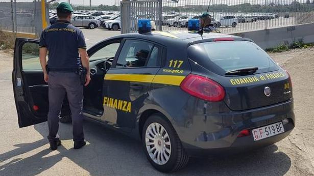 Niente scontrino e dipendente irregolare, commerciante nei guai con la finanza